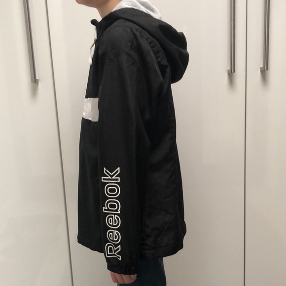 Nice light windbreaker jacket for the spring. - Picture 2 of 4